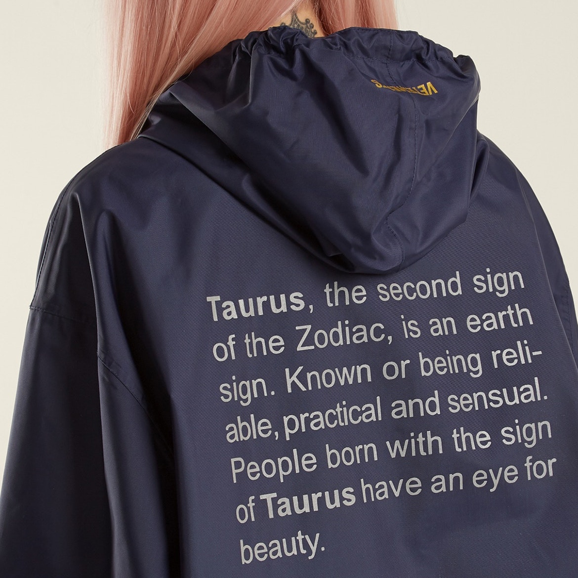 着丈身幅肩幅袖丈美品 VETEMENTS Taurus Horoscope Raincoat